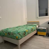 Cameretta: letto con comodino, scrivania e mensole