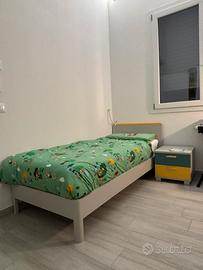 Cameretta: letto con comodino, scrivania e mensole