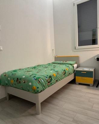 Cameretta: letto con comodino, scrivania e mensole
