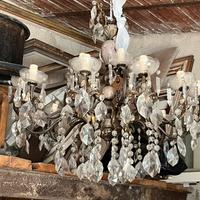 Lampadario grande con cristalli