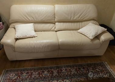 Coppia divani in ecopelle colore beige