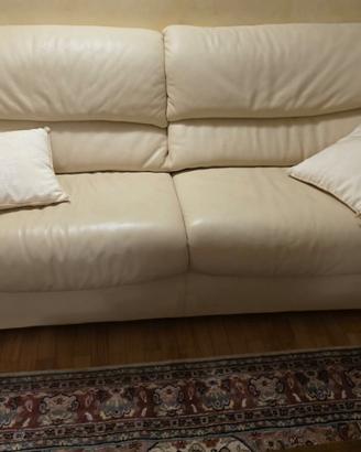 Coppia divani in ecopelle colore beige