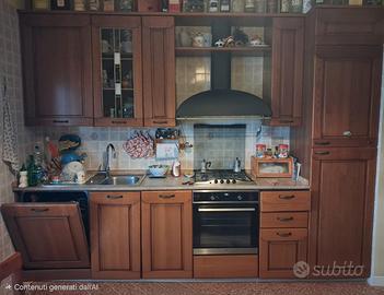 Cucina con elettrodomestici 