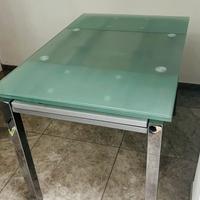 Tavolo in vetro allungabile con piedi in acciaio