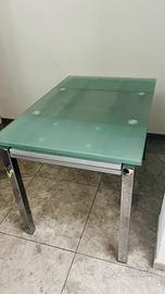Tavolo in vetro allungabile con piedi in acciaio