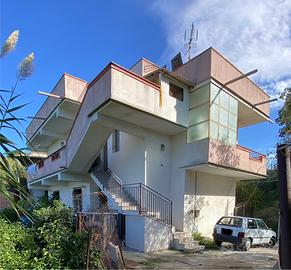 REGGIO CALABRIA Villa con terreno bifamiliare