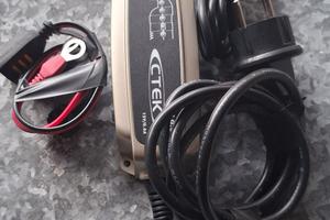 carica batteria per moto