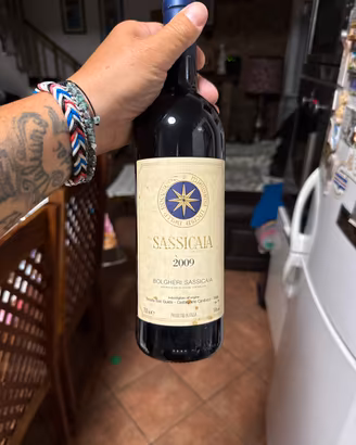 Bottiglia vino sassicai 2009. Ottime