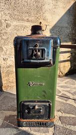 Stufa a legna in ghisa vintage da restauro