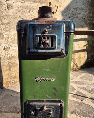 Stufa a legna in ghisa vintage da restauro