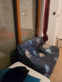 camera con divanetti e tavolo