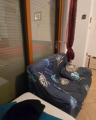 camera con divanetti e tavolo