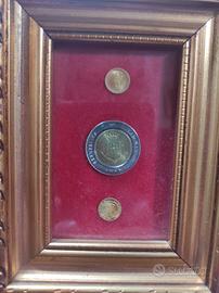 Cornicetta con 3 monete.