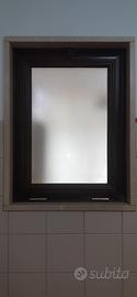 finestra in pvc color noce.
