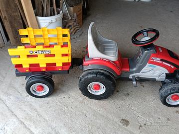 Trattorino a pedali giocattolo