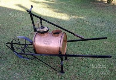 Vecchia pompa manuale a carriola