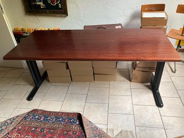 Robusto tavolo ufficio
