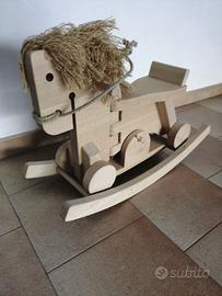 CAVALLO  DONDOLO e RUOTE in LEGNO MASSICCIO