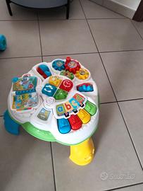 Cagnolino primi passi  chicco e tavolo interattivo