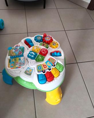 Cagnolino primi passi  chicco e tavolo interattivo