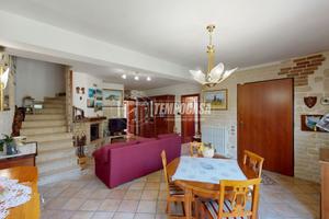 ELEGANTE SOLUZIONE INDIPENDENTE CON AMPIO GIARDINO