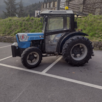 Trattrice agricola dotata di testa trinciante