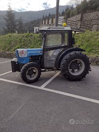 Trattrice agricola dotata di testa trinciante