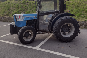 Trattrice agricola dotata di testa trinciante