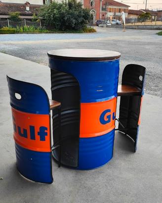 Tavolo con sgabelli realizzato da fusto Gulf