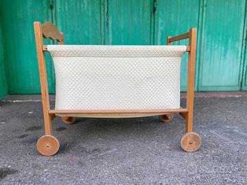Culla vintage in legno con ruote