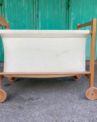 Culla vintage in legno con ruote