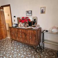 Soggiorno con mobili antichi ed impianto stereo