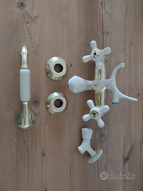 rubinetto lavabo e vasca da bagno beige vintage