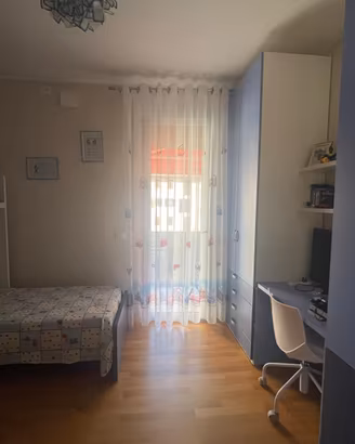 Camera completa-letto a ponte+2 armadi+2 scrivanie