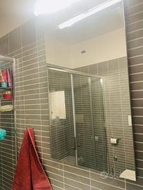 Specchio da bagno con luce applique