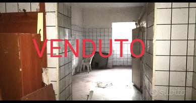 Appartamentoda ristrutturare + porticato