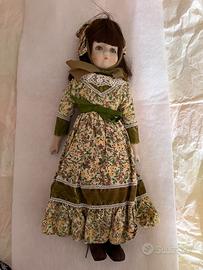 Bambola Porcellana Vintage con Vestito Floreale -