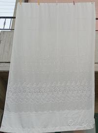 Tenda  in cotone ricamata ad intaglio