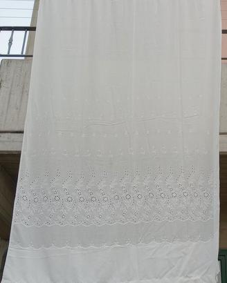 Tenda  in cotone ricamata ad intaglio