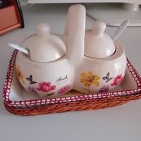 Coppia di ciotole e vassoio per colazione