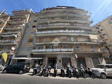 4 LOCALI A NAPOLI