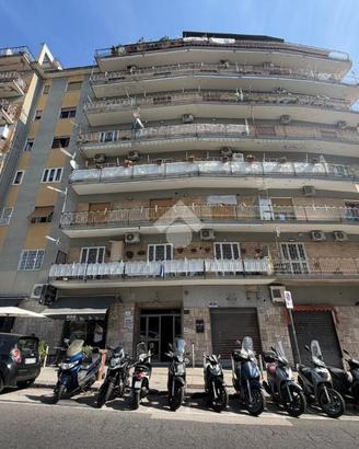 4 LOCALI A NAPOLI