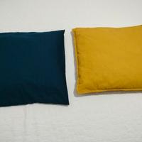 cuscini n. 2 imbottiti blu e colore senape 50x50 