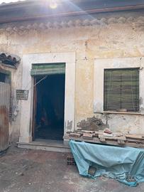 Casa indipendente con spazi esterni