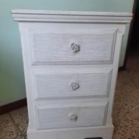 Coppia di piccoli comodini a 3 cassetti bianchi