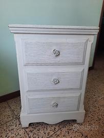 Coppia di piccoli comodini a 3 cassetti bianchi
