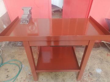 bancone da lavoro con morsa in ferro