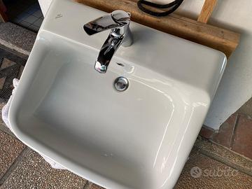 Lavabo Ideal Standard con miscelatore
