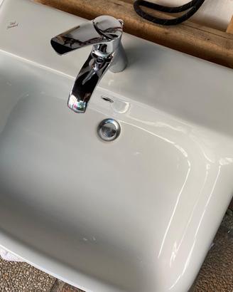 Lavabo Ideal Standard con miscelatore