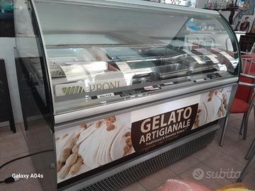 Vetrina gelateria 18 gusti